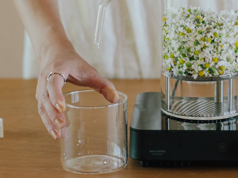 器の外側に置いた容器で蒸留水を受けるところ