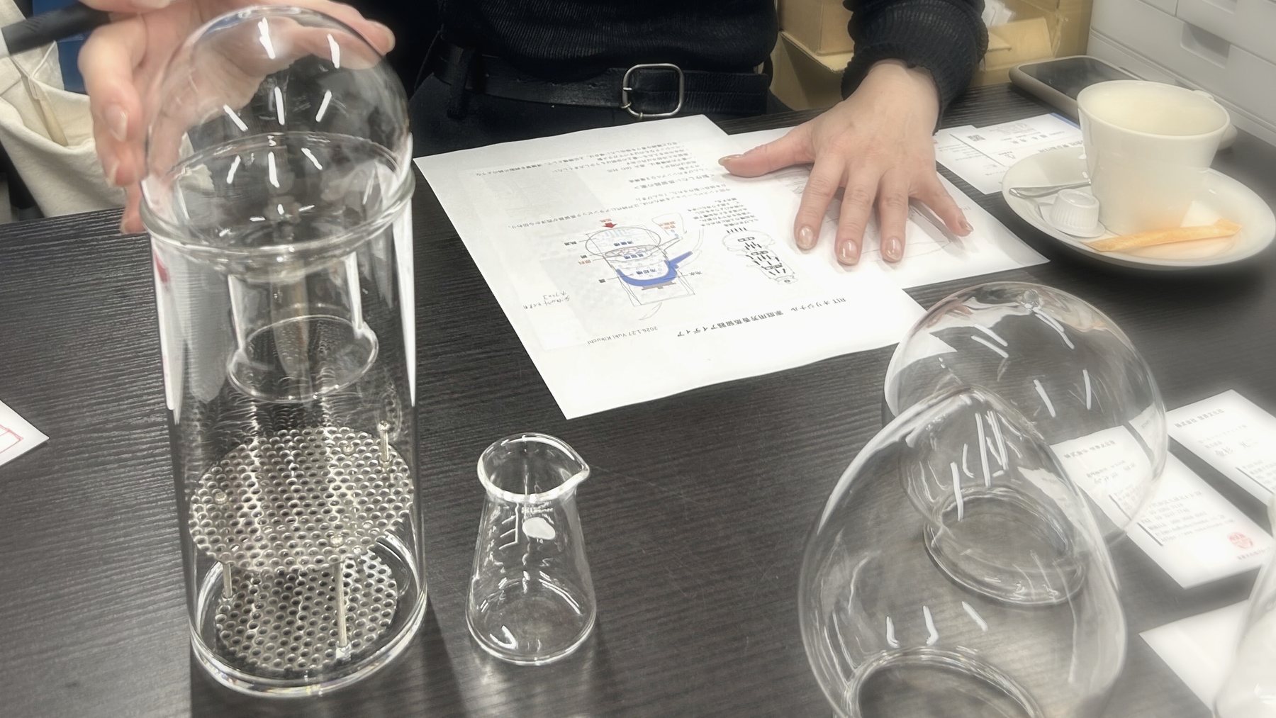 試作品とスケッチを並べて検討している様子